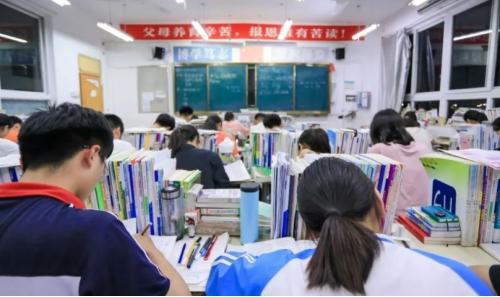 高考超本科线20分,却被民办高校录取,过来人劝你 别选择复读了