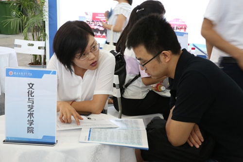 陕西国际商贸学院以企业办学优势和特色专业亮相2018省民办高校招生咨询会