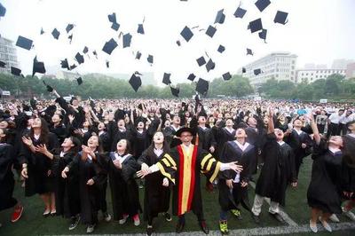 【厉害】这位潮商同张艺谋一道获颁授香港教育大学荣誉博士!他为公益慈善捐赠近百亿
