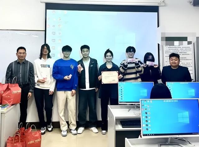 民办高校女生一毕业即获22万年薪 潜力与机遇的完美结合